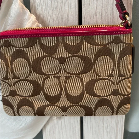 Coach Classic Jacquard Wristlet EUC - Picture 5 of 10